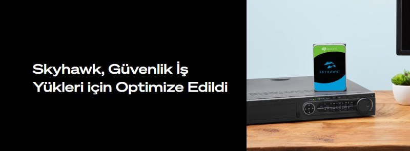 Seagate SkyHawk sabit diskin bir DVR veya NVR kayıt cihazının üzerinde durduğu tanıtım görseli